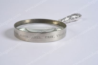 null DESK MAGNIFIER. 
 Round shape, silver handle, with arabesque decoration and...