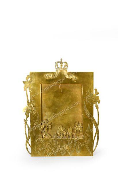 null LARGE PHOTOGRAPHIC FRAME.
In gilt bronze with iris decoration of art nouveau...