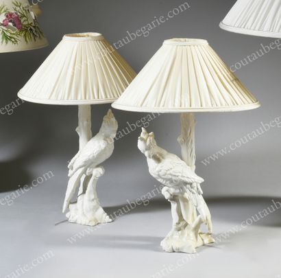 null PAIR OF SMALL LIVING ROOM LAMPS.
In white ceramic, decorated with parrots on...