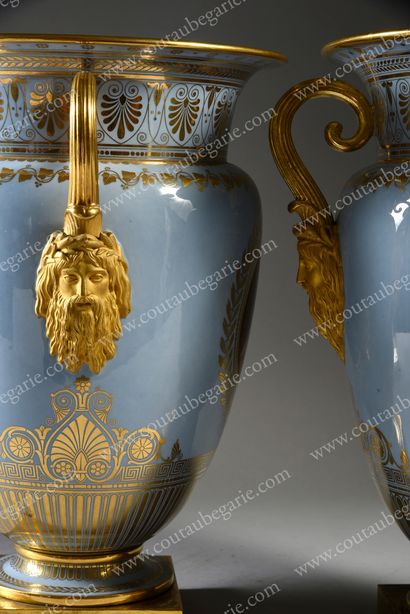 null * PAIR OF ICEBOX VASES
WITH AGATE BLUE BACKGROUND. 
 Manufacture royale, Sèvres,...