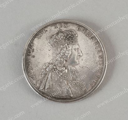 null SACRED OF KING LOUIS XVI.
Commemorative silver medal, signed B. Duvivier (1730-1819)...