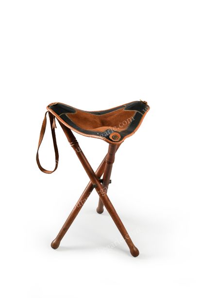 null HUNTING TRIPOD CHAIR
OF THE COUNTESS OF PARIS. 
 Leather seat, supported by...