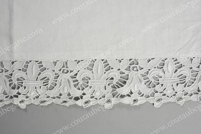 null * Pair of pillowcases.
Square shape, in white linen, bordered with a large lace...