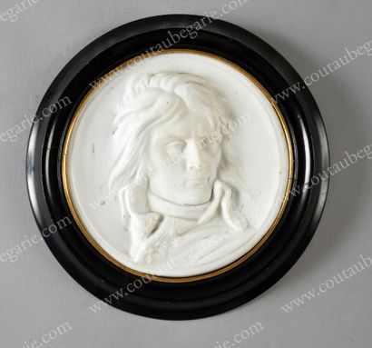 D'ANGERS Pierre-Jean (1788-1856), d'après 
Napoleon Bonaparte.
Large biscuit medallion...