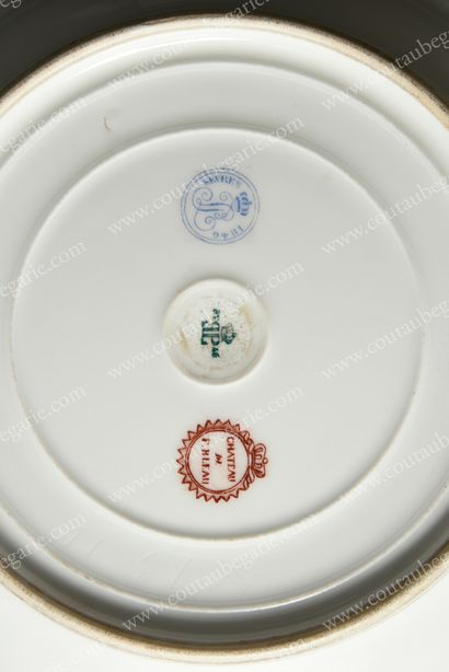 null * SERVICE DES CHÂTEAU DE FONTAINEBLEAU.
Hard porcelain soup plate, with central...