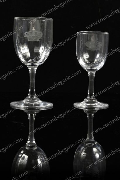 null PART OF A PORT SERVICE
OF THE COUNT AND COUNTESS OF PARIS. 
 Set of twelve crystal...