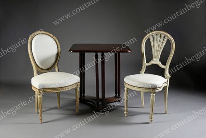 null ENSEMBLE DE DEUX CHAISES.
Peinte en blanc, de style Louis XVI, assise non d'origine.
Travail...