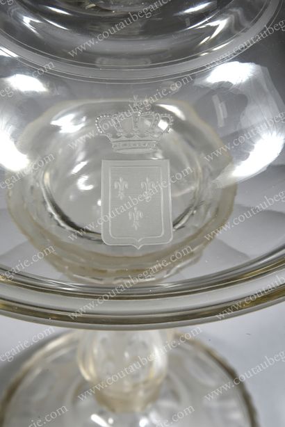 null LARGE PRESENTATION CUP
WITH THE ARMS OF THE COUNT OF CHAMBORD. 
 In crystal,...