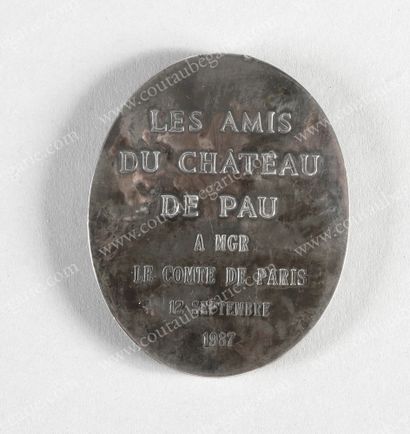 null HENRI, Count of Paris (1908-1999). 
 Beautiful oval medal, in silver plated...