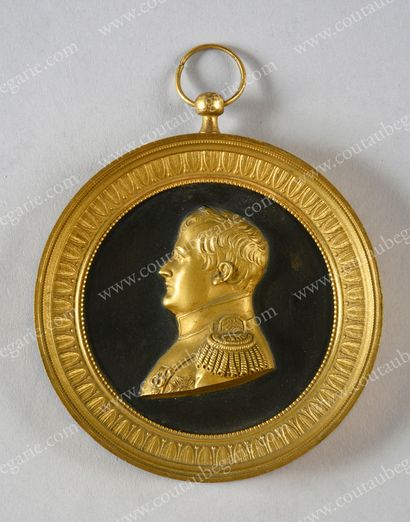 null A GOLDEN BRONZE MEDAL.
Ornamented with a bust of the Emperor Napoleon I, head...