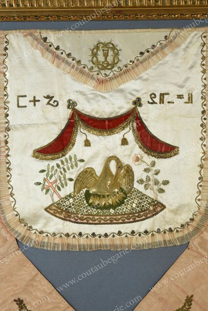 FRANC-MAÇONNERIE. 
Large apron and scarf of Rosicrucian Knight, in ivory silk and...