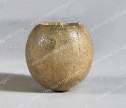 null SMALL VASE WITH ONGUENT.
Of ovoid form, alabaster.
Wear and tear, as is.
Egypt,...