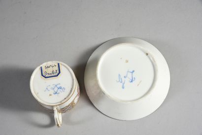 null Gobelet litron (4e grandeur) et une sous-tasse en porcelaine de Sèvres du XVIIIe...