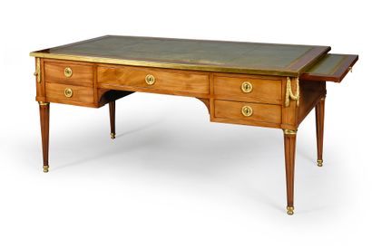 null Mahogany and mahogany veneer flat desk. Opening to 4 drawers, the left drawer...