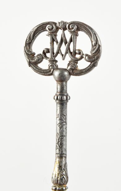 null Precious souvenir of the castle of Seignelay.
Key of the castle decorated with...