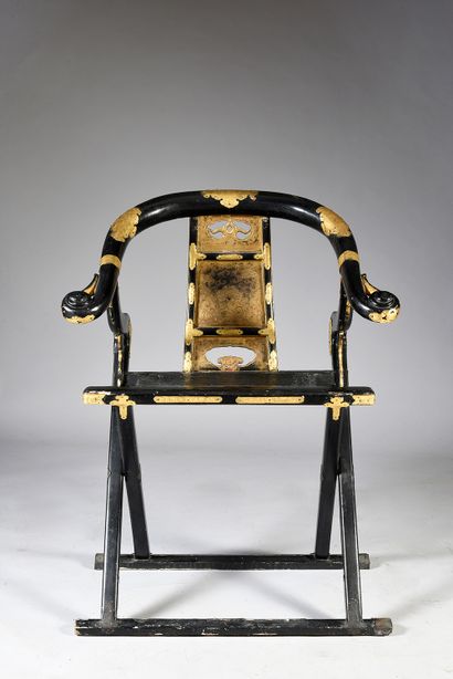 Black and gold lacquered wood Mandarin armchair...