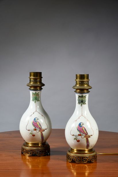A pair of Chinese porcelain bottles Qianlong,...