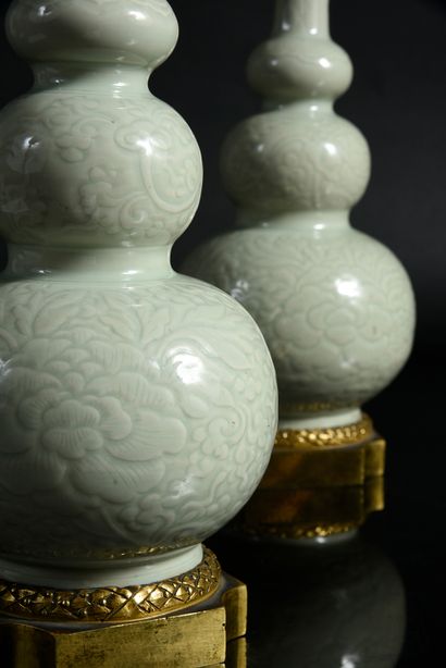 null Paire de vases triple gourde en porcelaine céladon gaufré, à décor de pivoines...