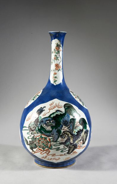 null Vase de forme bouteille en porcelaine de la Chine à fond bleu nuagé à décor...