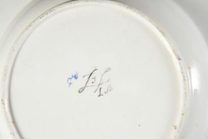 null Two 18th century Sèvres porcelain soup plates
Contoured shape, with polychrome...