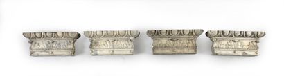 null Suite de quatre chapiteaux en marbre blanc veiné
H. : 16 cm, L. : 39 cm, P....