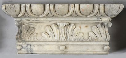 null Suite of four white veined marble capitals
H. : 16 cm, W. : 39 cm, D. : 11 ...