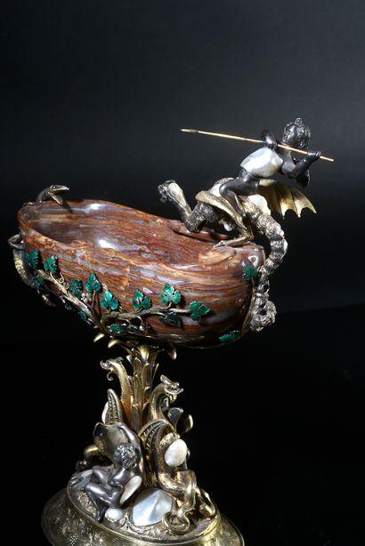 Fréderic-Jules RUDOLPHI (1808 -1872). att.à. 
Cup with chimeras.
Carved jasper cup...