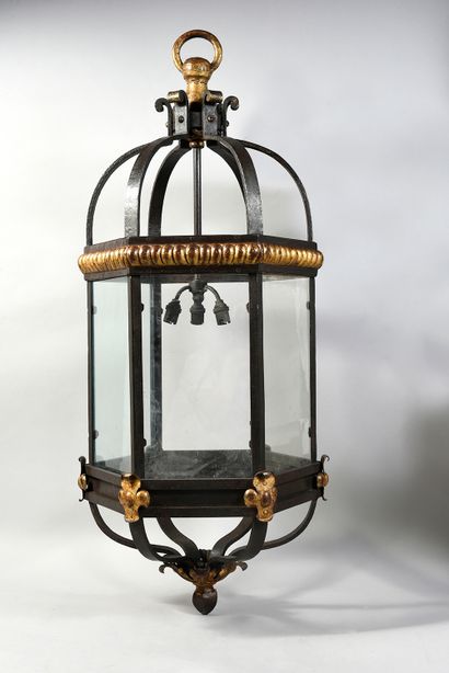 null Hexagonal lantern in wrought and gilded iron.
H. :105 cm, D. : 37 cm
20th century...