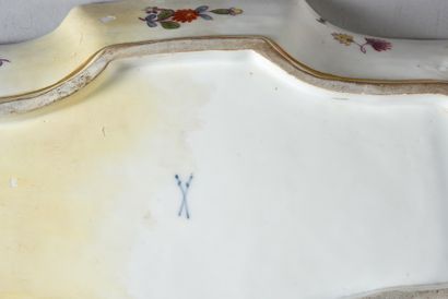 null Nécessaire de bureau en porcelaine dans le style de Meissen du XIXe siècle
Marques...