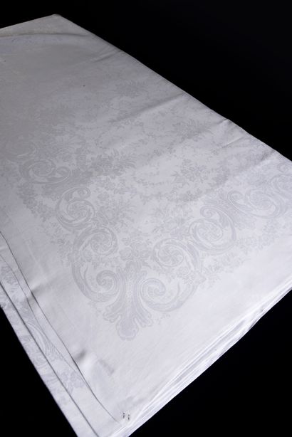 null Damask banquet tablecloth, 2nd half of the 19th century.
In beautiful linen...