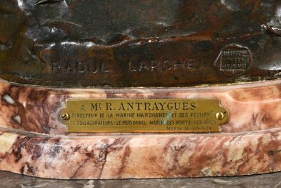 Raoul LARCHE La pêche
Groupe en bronze à patine brun clair, socle en marbre rose.
Signé...