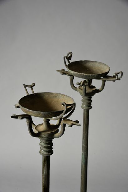 null Paire de support de lampe en bronze à patine vert antique.
D'après un modèle...