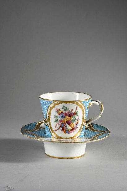  Sunken cup (1st size) and its saucer in Sèvres porcelain of the 18th century Marks...