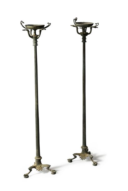 null Pair of lamp stands in bronze with an antique green patina.
After a Roman model...