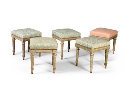 null Suite de 5 tabourets de style Louis XVI en bois laqué gris, ils reposent sur...