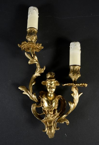null A pair of gilt bronze sconces with two branches, Chinese decoration.
H. : 28...