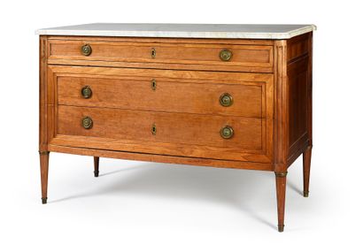 null Mahogany and mahogany veneer chest of drawers, opening with three drawers, two...