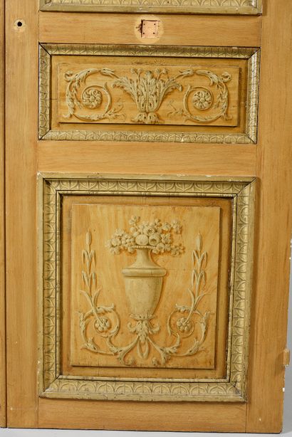 null Paire de portes en bois peint à trois registre de vases fleuris et de rinceaux...