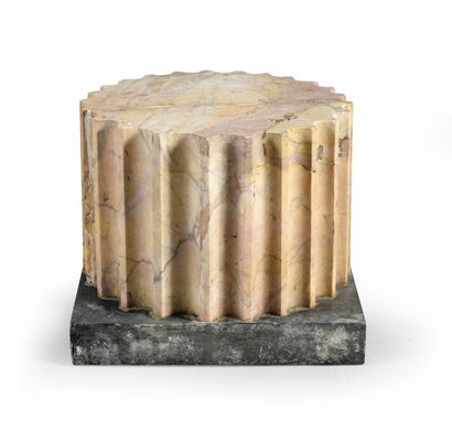 null Socle
Partie de colonne cannelée en marbre jaune de Sienne sur un contre socle...
