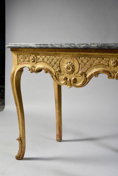 null Table console en bois sculpté et doré, reposant sur quatre pieds galbés à enroulements,...