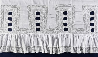 null Bed set in lace, end of the XIXth and beginning of the XXth century.
Large sheet...