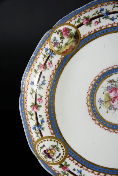 null Compotier en porcelaine de Sèvres du XVIIIe siècle
Marque en bleu aux deux L...