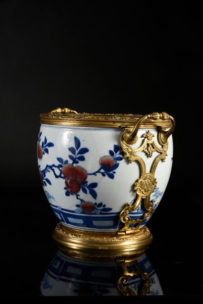 null Cache pot en porcelaine de Chine d'époque Kangxi (1662-1722) à décor d'un personnage...