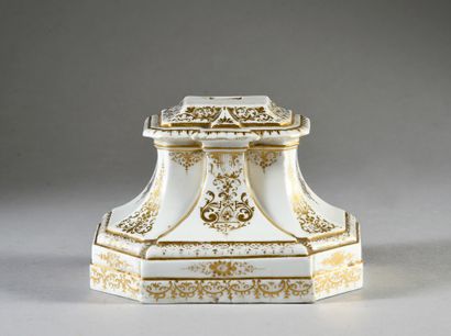 Meissen porcelain base of the 18th century
Traces...