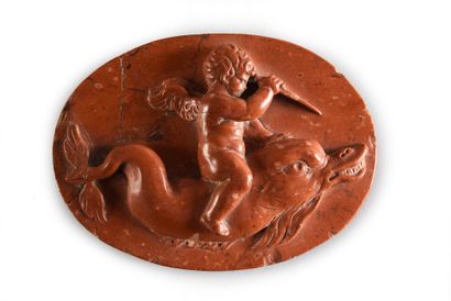 null Bas-relief ovale en marbre rouge Rosso antico, figurant l'amour chevauchant...