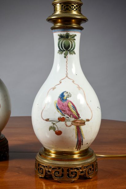 null Paire de bouteilles en porcelaine de Chine
Qianlong, XVIIIe siècle, vers 1740
A...