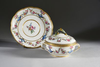 null Round turned ecuelle, its lid and its round tray (3rd size) in 18th century...