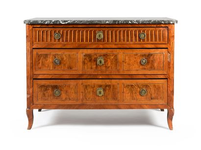 null Chest of drawers with three drawers in net marquetry and simulated fluting.
Opening...