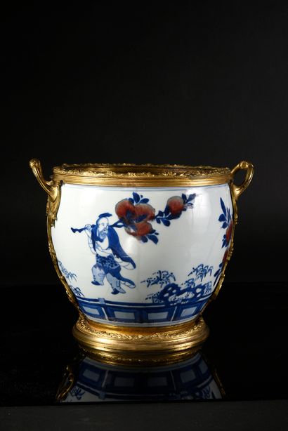 null Cache pot en porcelaine de Chine d'époque Kangxi (1662-1722) à décor d'un personnage...