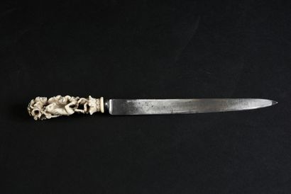 Hollande vers 1650 - 1700 
Josué arrêtant le soleil.
Couteau à manche en ivoire sculpté...
